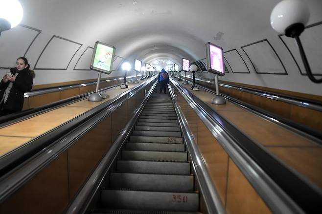 21일(현지 시각) 우크라이나 하르키우의 한 지하철역에서 전력 공급이 끊기지 않은 에스컬레이터가 가동되고 있다. 우크라이나 경찰은 러시아군의 포격 대상이 될 수 있다는 이유로 현지 취재진에 역 이름을 공개하지 말아줄 것을 요청했다./EPA 연합뉴스