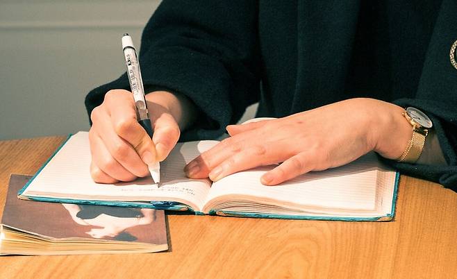 김혜리의 쓰는 손. 박승화 기자