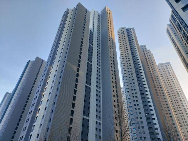 지난해 입주한 경기 수원시의 용적률 499% 아파트 단지 외관. 서현정 기자