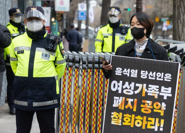 홍희진 진보당 인권위원장이 23일 서울 종로구 통의동 대통령직인수위원회 인근에서 1인 시위를 열고 여성가족부 폐지 공약 철회를 촉구하고 있다. 뉴스1