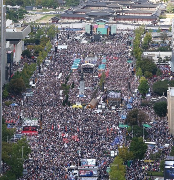 2019년 10월 서울 광화문광장에서 열린 조국 법무부 장관의 사퇴 요구 집회에 수많은 시민이 몰렸다.