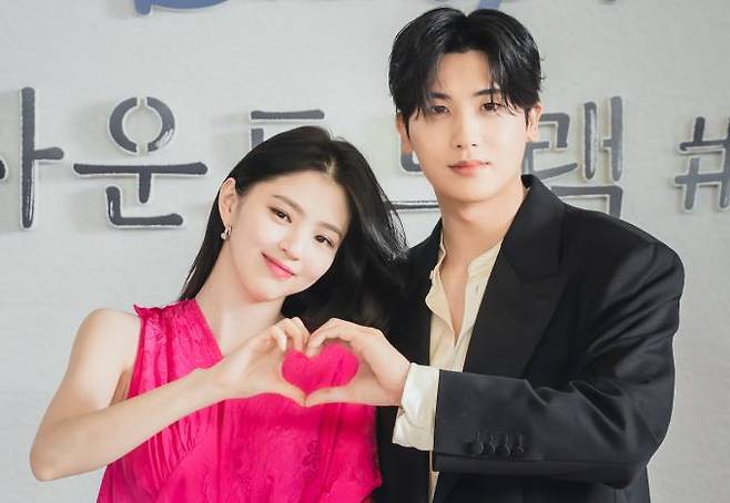 배우 한소희(왼쪽)와 박형식. 디즈니+