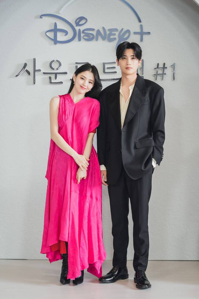 한소희(왼쪽), 박형식
