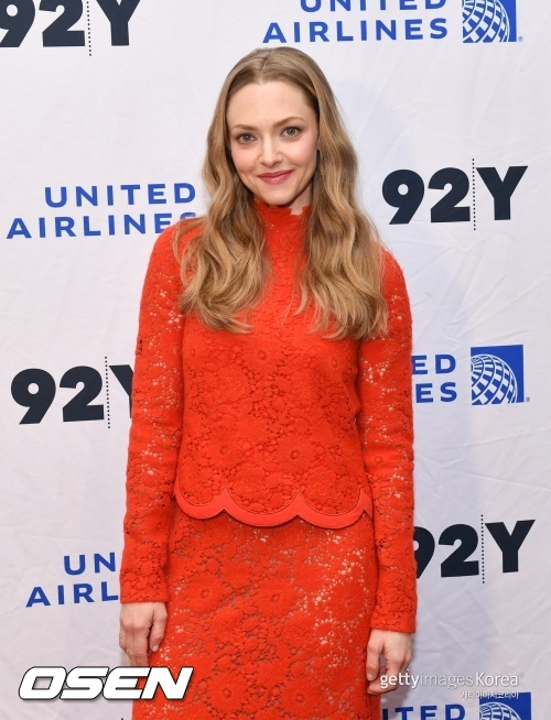 Actor Amanda Saifred drew attention with her unique dress.Saifred attended the screening and intermission of Dropout at Y, 92nd Street in New York, U.S., on Tuesday.In addition to Cyprid, Rebecca Jarvis, William H. Macy, Sam Waterston and Liz Merriweather were among the others.Cypridd stepped on the RED carpet in a vivid red dress, the dress of the lace RED flower print down to the ankle, and the oriental Feelings are also strong.He is 38 years old in Korea and is a mother of two children, but he still has a good beauty while still alive.In the play, Cyprid plays Theranos founder Elizabeth Holmes, the youngest self-made billionaire with perverse ambition and then a downfalling real person.He developed a medical kit that can diagnose more than 250 kinds of diseases with a very small amount of blood at 19 years old Stanford University, and he has won the Theranos company.However, it turns out that he only diagnosed about 10 diseases and that he defrauded investors based on false claims about blood test technology, and he became a fraud in womens jobs.Holmes was eventually charged with Terranos COO Ramesh Balwani and convicted at a trial that ended in January 2022.He has been sentenced to more than 20 years with millions of dollars in compensation and fines and is now in federal prison.Meanwhile, Cypridd has been a model since she was 11.Since his debut as an actor in the drama As the World Turns in 2000, he has been very popular with his films such as Mamma Mia, Chloe, Deer Zone, RED Riding Hood, In Time, Love Brace and The Big Wedding.He made an impression on movie fans around the world through his work How to Survive as a Queen Car. And once again became a co-chair of Les Miserables released in 2012, he solidified his position as a Hollywood star.In September 2016, she announced her engagement to actor Thomas Sadowski, and two months later, she announced her first childs pregnancy; in March of the following year she had her first daughter, and in 2020 she had the joy of a good boy.