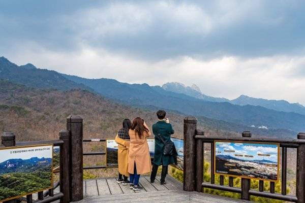 흰구름길 산행의 하이라이트인 구름전망대에서 경치를 감상하는 사람들