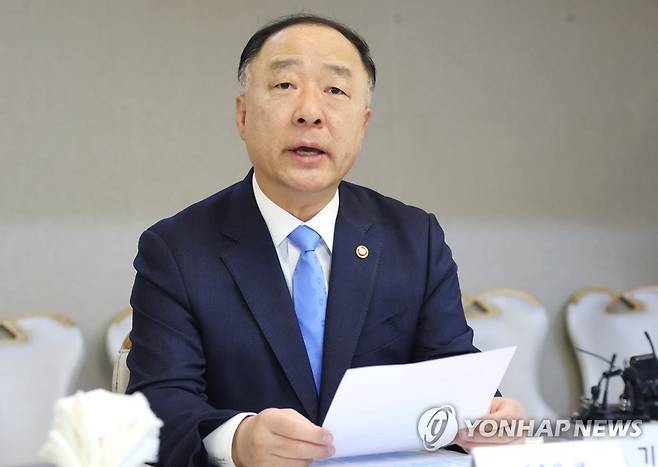 홍남기 "1세대 1주택자 보유세 전년수준 유지…고령자 납부유예" (서울=연합뉴스) 김승두 기자 = 홍남기 경제부총리 겸 기획재정부 장관이 23일 정부서울청사에서 열린 부동산시장 점검 관계장관회의를 주재하고 있다. 2022.3.23 kimsdoo@yna.co.kr