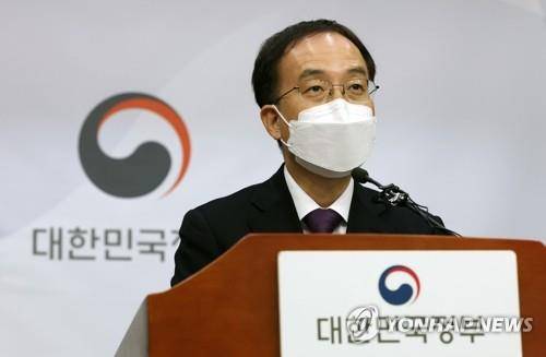 브리핑하는 국토교통부 김수상 주택토지실장     (세종=연합뉴스) 김주형 기자 = 김수상 국토교통부 주택토지실장이 23일 오전 세종시 정부세종청사에서 '22년 공동주택 공시가격(안) 열람 및 부담 완화방안과 관련해 브리핑하고 있다. 2022.3.23
    kjhpress@yna.co.kr