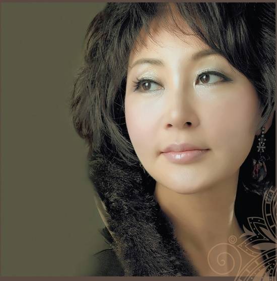 왕소연의 대표곡은 가수로서 그의 존재감을 처음 인정받게 해준 '애원'이다. 2004년 발표된 이 곡은 트로트가 대세를 이룬 분위기에서도 라디오 선곡 1위곡을 지키며 폭발했다. /왕소연 제공