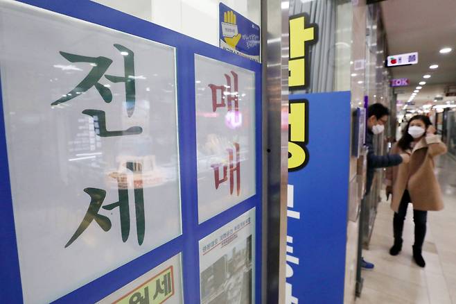 16일 서울의 한 공인중개사무소에 아파트 매매 및 전세 상담 안내문이 붙어 있다. / 뉴스1