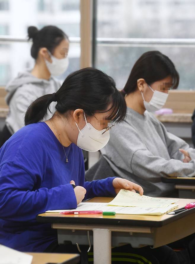 전국연합학력평가가 전국적으로 실시된 24일 서울 여의도여고 3학년 학생들이 시험을 보고 있다. 사진공동취재단