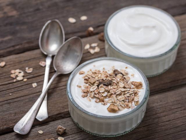 요그르트를 금속수저로 떠먹으면 유산균이 파괴된다는 말은 사실이 아니다./ 사진=게티이미지뱅크