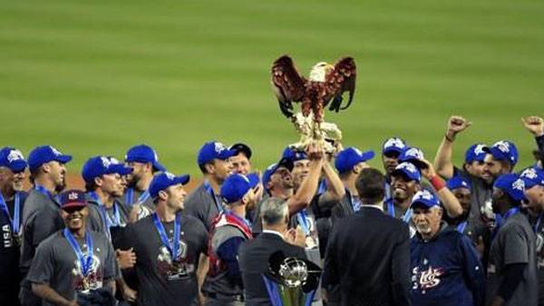 2017년 다저스타디움에서 WBC 우승컵을 들어 올린 미국 대표팀 [사진 제공:연합뉴스]