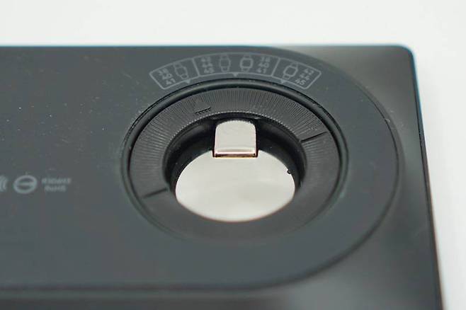 후면 다이얼을 조절하면 애플워치 사이즈나 케이스 착용 여부에 따라 적절한 높이를 설정할 수 있다