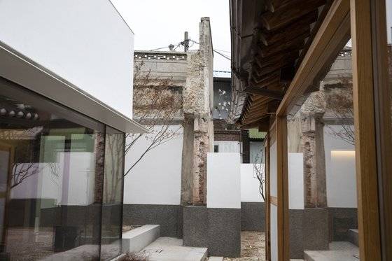 최욱 대표는 한옥과 양옥이 연결된 부분을 두고 이 건축물의 '백미'라고 표현했다. 두 집을 나누고 있었던 6m 축대의 흔적이다. 김현동 기자