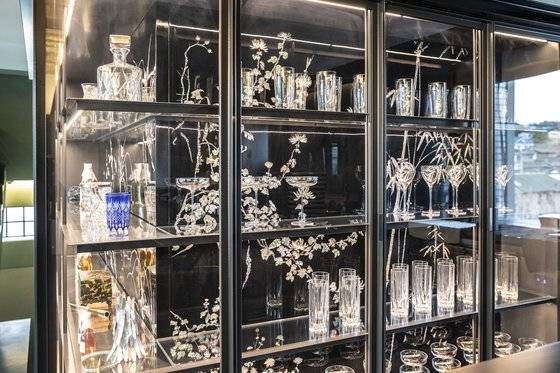 양옥 내부에 있었던 자개장을 활용해 내부 장식장을 만들었다. 김현동 기자