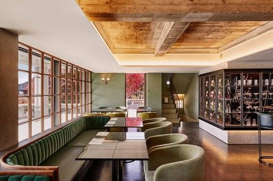 공간 곳곳에 큰 창을 둬 밖의 풍경을 안으로 자연스레 끌어오는 우리 전통 주거의 정서를 구현하고자 했다. [사진 아모레퍼시픽]