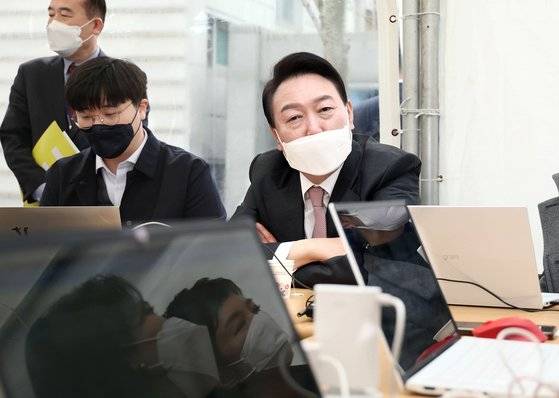 윤석열 대통령 당선인이 23일 오전 서울 종로구 통의동 집무실 앞에 설치된 프레스다방을 찾아 취재진과 즉석 차담회를 하고 있다. 국회사진기자단