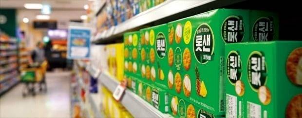 23일 롯데그룹 식품 계열사인 롯데제과와 롯데푸드가 합병을 결의하면서 매출 3조7000억원 규모의 대형 식품기업이 탄생하게 됐다. 서울의 한 대형마트에 롯데제과 제품이 진열돼 있다. /한경DB