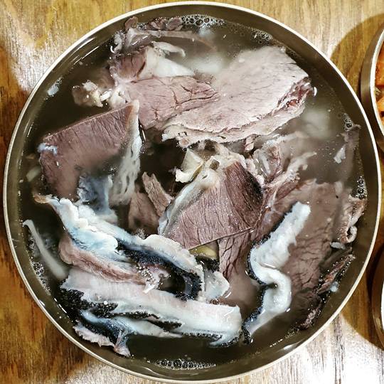 사골 대신 고기로 진하게 끓여낸 곰탕에다 내포까지 넣어 푸짐하게 내놓는 서울 명동 하동관의 ‘특’ 곰탕.