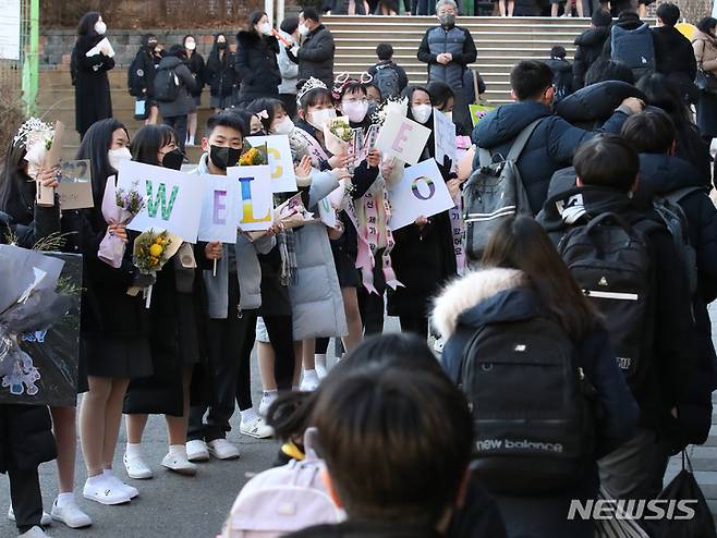 [서울=뉴시스] 조수정 기자 = 서울 강남구 도곡중학교에서 3학년 학생들이 등교하는 학생들을 맞이하고 있다. 2022.03.02. chocrystal@newsis.com