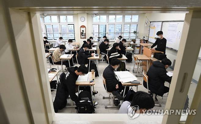 전국연합학력평가 치르는 용산고 학생들 (서울=연합뉴스) 24일 서울 용산고등학교 고3 교실에서 학생들이 2022 전국연합 학력평가 시작 전 마무리 점검을 하고 있다. 2022.3.24 [사진공동취재단] photo@yna.co.kr