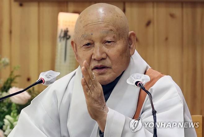 종정 추대 성파스님 (양산=연합뉴스) 김동민 기자 = 대한불교조계종 새 종정으로 추대된 성파스님이 24일 오후 경남 양산시 통도사 해장보각에서 열린 '제15대 종정 추대 기자간담회'에서 발언하고 있다. 
    성파스님은 지난해 12월 종정으로 추대됐고, 종정 임기는 오는 26일부터 시작된다. 2022.3.24 image@yna.co.kr