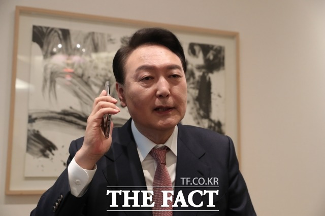 윤석열 대통령 당선인은 25일 오후 5시 30분부터 25분간 시진핑 중국 국가주석과 전화 통화를 했다. 사진은 윤 당선인이 지난 10일 조 바이든 미국 대통령과 통화하는 모습. /국민의힘 제공
