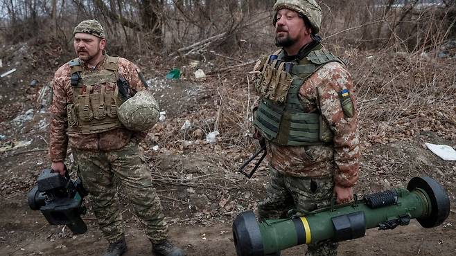 우크라이나는 휴대용 대전차 미사일인 FGM-148 재블린 등 같은 현대전에 필요한 무기를 확보했다