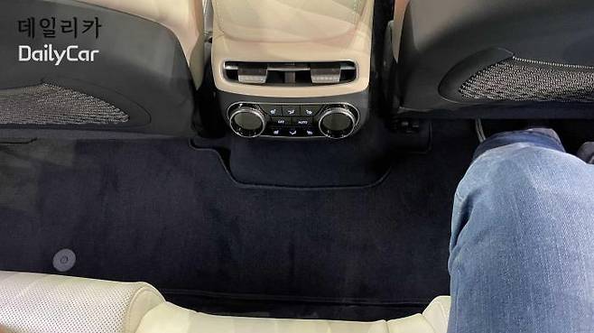 센터터널을 없앤 제네시스 GV70 전기차 뒷좌석 공간