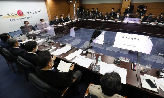 안철수 인수위원장이 지난 21일 오전 서울 종로구 통의동 인수위 사무실에서 열린 제20대 대통령직 인수위원회 제2차 전체회의를 주재하고 있다. 뉴스1