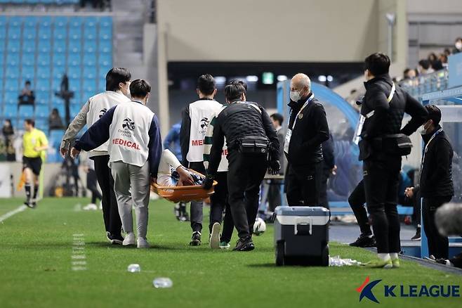 부상으로 들것에 실려 그라운드를 빠져 나가는 에드가 실바. [사진 프로축구연맹]