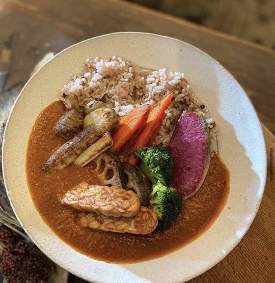 발효카페 큔은 낮과 밤의 메뉴가 다르다. 사진은 낮큔의 구운채소와 비건발효버터 커리. [사진 큔 인스타그램]