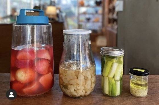 김수향 대표는 "좋은 흙에서 잘 자란 채소를 발효시키면 또 다른 채소의 맛을 느낄 수 있다"고 설명한다. [사진 큔 인스타그램]