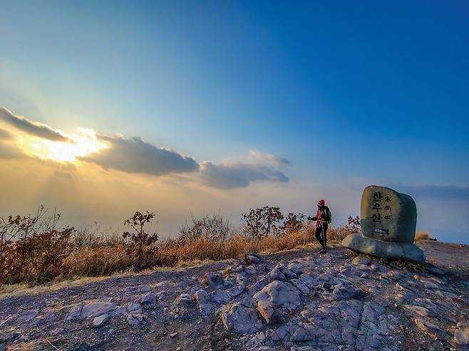 한우산 정상. 순우리말로 찰비산을 뜻한다. 한자를 음차하다 보니 찰 ‘한寒’, 비 ‘우雨’가 됐다. 한여름에도 찬비가 내린다는 곳이다.