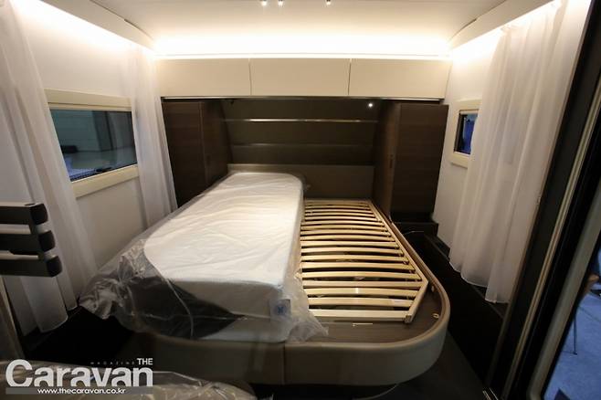 아드리아 700급 카라반의 메인 침대, 좌우로 매트리스를 접을 수 있는 모델(퀸 사이즈)