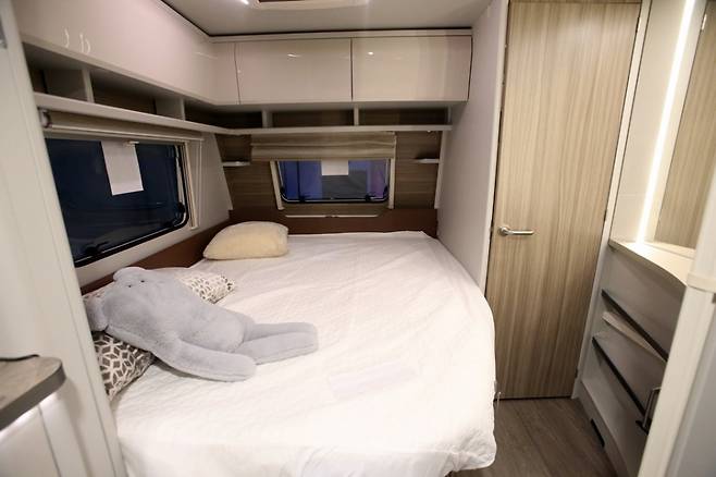 더블 베드의 끝부분은 동선 확보를 위해 부드럽게 라운딩 처리가 되고 있다