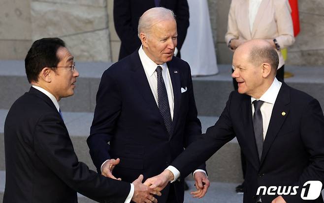 조 바이든 미국 대통령이 24일(현지시간) 벨기에 브뤼셀에서 열린 러시아의 우크라이나 침공을 논의하는 나토 정상회의 앞서 기시다 후미오 일본 총리와 올라프 숄츠 독일 총리의 악수를 지켜보고 있다. © AFP=뉴스1 © News1 우동명 기자