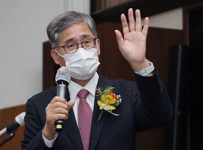 [서울=뉴시스] 국회사진기자단 = 신평 변호사가 9일 서울 중구 프레스센터에서 열린 출판기념회에서 인사말하고 있다. 2021.11.09. photo@newsis.com