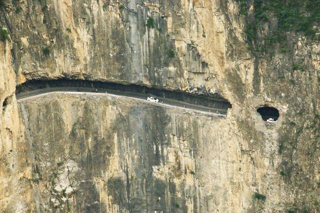 태행산 징디 괘벽공로. 거대한 바위산 중간을 뚫어 건설한 도로로 차와 사람이 지나고 있다. Ⓒ최종명