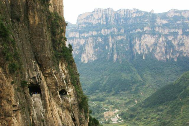 징디 괘벽공로. 왼쪽 구멍 안에 도로가 있다. Ⓒ최종명
