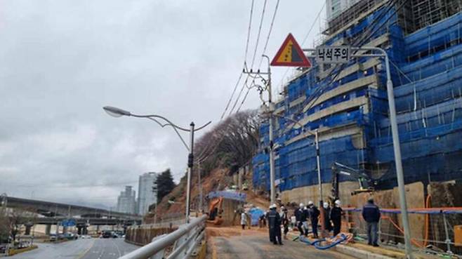부산 남구 문현동 도로에 토사 유출
