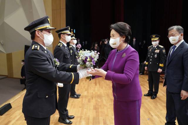지난 3월 17일 충남 아산 경찰대학의 신임경찰 경위·경감 임용식에 참석한 김정숙 여사와 문재인 대통령. /청와대