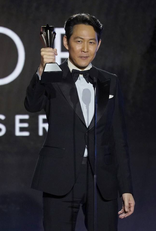 이정재가 제27회 미국 크리틱스 초이스 시상식에서 수상소감을 하고 있다. 로스앤젤레스|AP연합뉴스