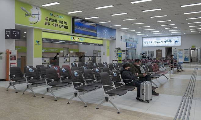 강원 횡성군 원주공항 대합실. 원주공항은 2016년부터 2020년 8월까지 129억원의 누적 적자를 기록했다.