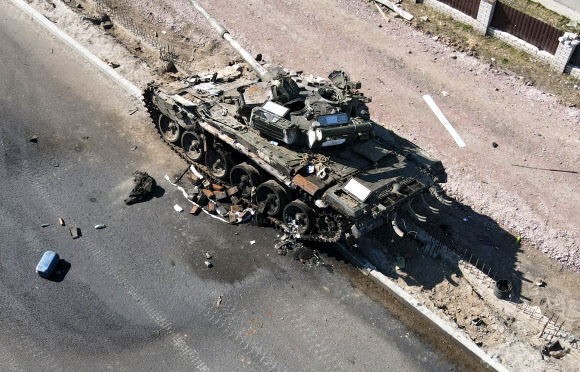 20일(현지시간) 우크라이나 수도 키이우 외곽 진입로에 반격을 받은 러시아군 탱크가 널브러져 있다. 2022-03-21 우크라이나 육군 제공