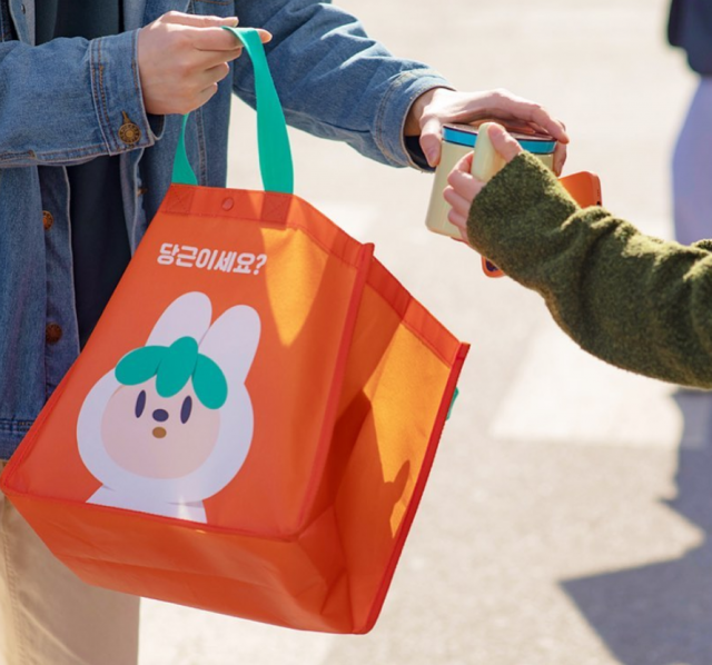 당근마켓 이용자가 중고거래를 하고 있다./사진 제공=당근마켓