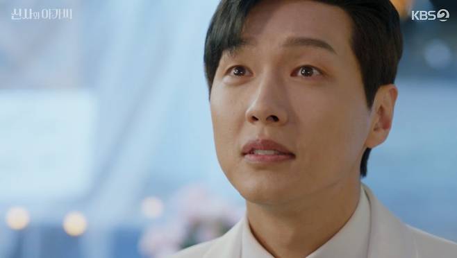 Ji Hyun Woo and Lee Se-hee broke the odds and set the couples kite; Park Ha-na, who had broken the relationship with each other by all kinds of evil, left after losing everything.In the final episode of KBS 2TVs Gentleman and Young Lady broadcast on the 27th, the images of Britain (Ji Hyun Woo) and Dandan (Park Ha-na) promising eternal life were drawn.The British, who were allowed to marry Dandan by Sucheol, aimed only at the moment of proposal, but took a step for the best moment.The Dandan, who waited only for the proposal, said, What is it, Mr. President? Are you trying to get over it to not propose?I can not say that I want to be proposed by my mouth. Dandan, who had been called by Jenny, had received a dream proposal there, and the British, who had borrowed the entire restaurant, conveyed his heart to the serenade for Dandan.Then he knelt down in front of Dandan and held out a ring he had prepared, saying, Doctor Park, would you marry me? Dandan accepted such a British proposal.Unlike Dandan, who has won such happiness, Sarah (Park Ha-na), who shook the relationship with all kinds of evil, lost everything and became a loner.Im not coming back to Korea again, he said, atonement, saying, Its the best I can do to leave like this.Meanwhile, there has also been a change in the long-standing bad performance of the British and the Great War.The Dandan, who received the mothers ring from England, knew that Daeran wanted the ring in question from the sophisticated (Yoon Jin-i), and suggested, This ring, can not you give it to your big wife?I do not get this ring, Daeran said, but I was going to give it to Dr. Park until now.But Park told me to give it to her. You wanted it. Take it. I think my father gives it.Then he said, Im sorry, I didnt steal this ring because I was greedy. I was sorry for your father.I didnt say it because I didnt have a chance, but Im a sinner.Dandan put the ring directly to the Daeran and laughed, If you want to give it to me, please pass it on later. Daeran eventually burst into tears.The ending of gentleman and young lady was embroidered by the Wedding ceremony of the UK and Dandan.In the blessing of many, the two promised each other a wedding ring and promised eternity.On this occasion, Yeonsil (Mr. Oh Hyun-kyung) who grabbed the microphone called This West, our Dandan is good for you and the British shouted Yes, sir.The three children in England also conveyed a message of congratulations, especially the youngest, Sejong, laughed with the support of I want to see my brother (?).