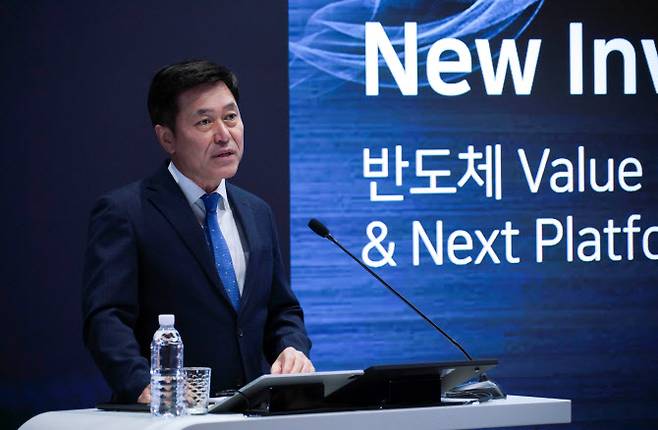 박정호 SK스퀘어 대표이사(부회장)가 28일 SK스퀘어 본사 수펙스홀에서 열린 SK스퀘어 제 1기 정기 주주총회에서 주주들에게 회사 비전을 밝히고 있다. SK스퀘어 제공