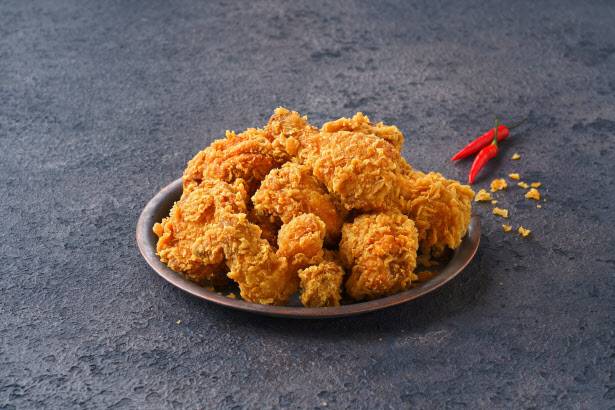 ▲BBQ 대표 메뉴 ‘핫황금올리브치킨’ 제품 연출컷.(사진=제너시스비비큐)