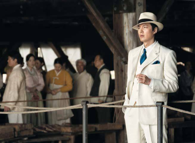 25일 처음 공개된 드라마 ‘파친코’에서 일제강점기 부산 영도 선창가의 젊은 실력자로 등장하는 ‘고한수’(이민호)는 부와 성공을 좇는 그 시절 조선인의 모습을 응축한 듯한 인물이다. /애플tv+